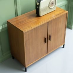 Alternative view of Vintage teak kastje met deurtjes op zwarte pootjes