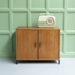 Vintage teak kastje met deurtjes op zwarte pootjes