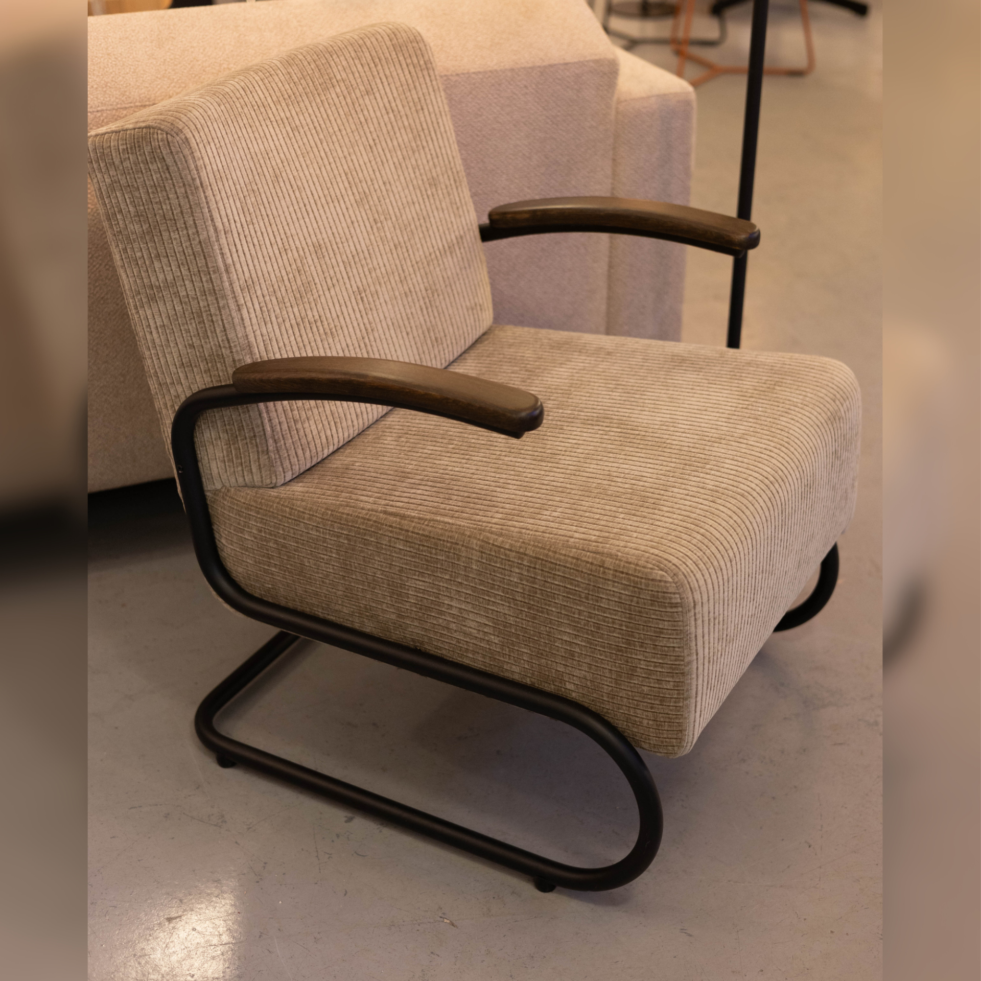 De Inrichterij buisframe fauteuil beige zwart frame