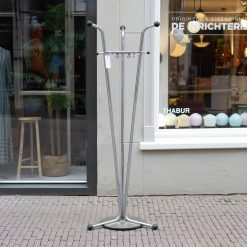 Vintage staande industriële kapstok 3 poot met schijf
